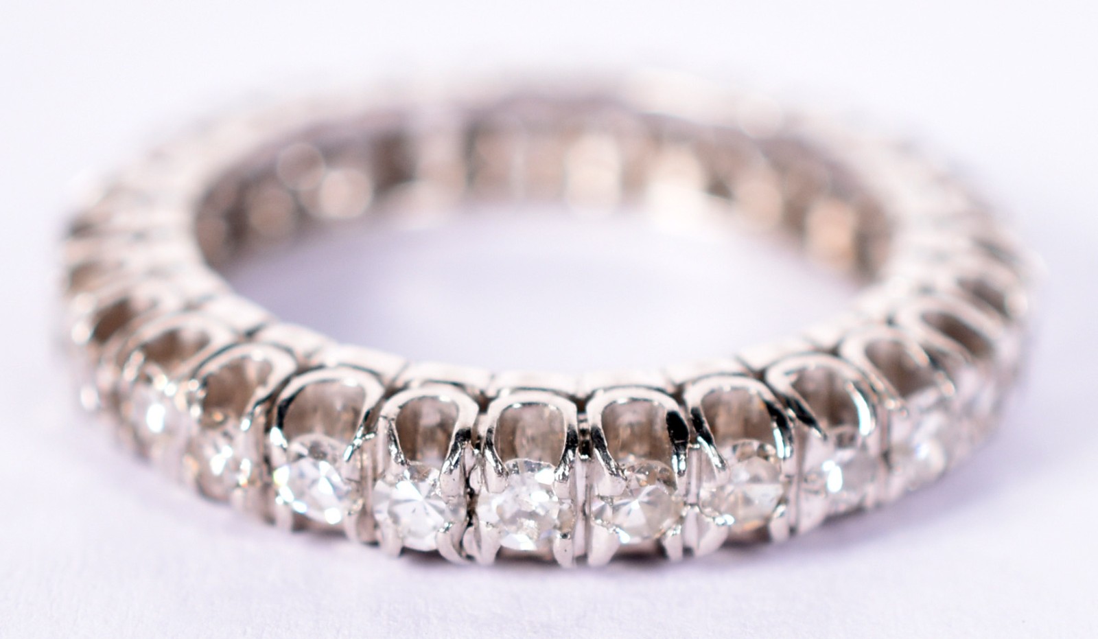 Anel de ouro branco com 23 brilhantes de 0,05 ct, total 1.15 ct, aro... - foto 1 de 3