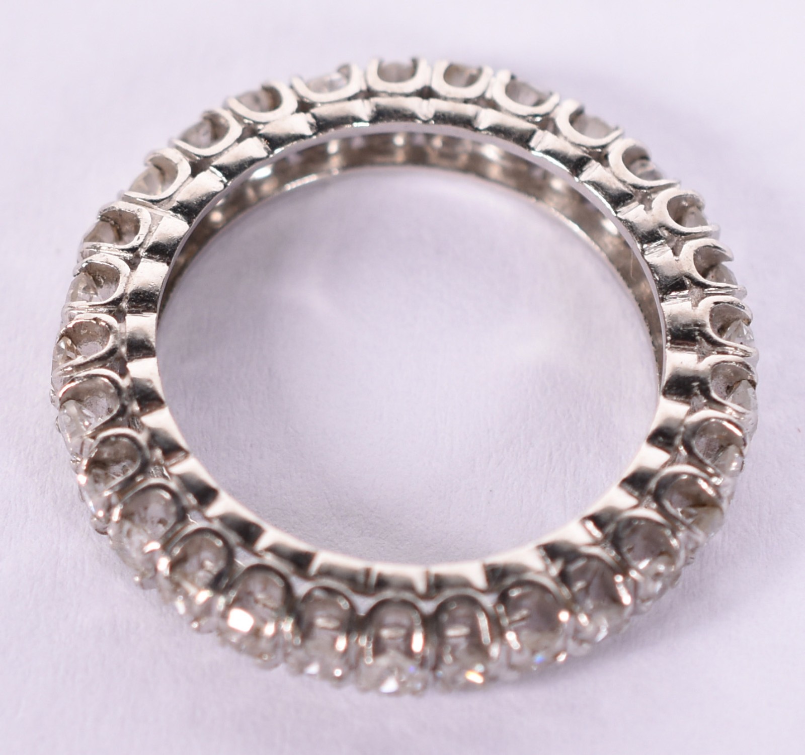 Anel de ouro branco com 23 brilhantes de 0,05 ct, total 1.15 ct, aro... - foto 2 de 3