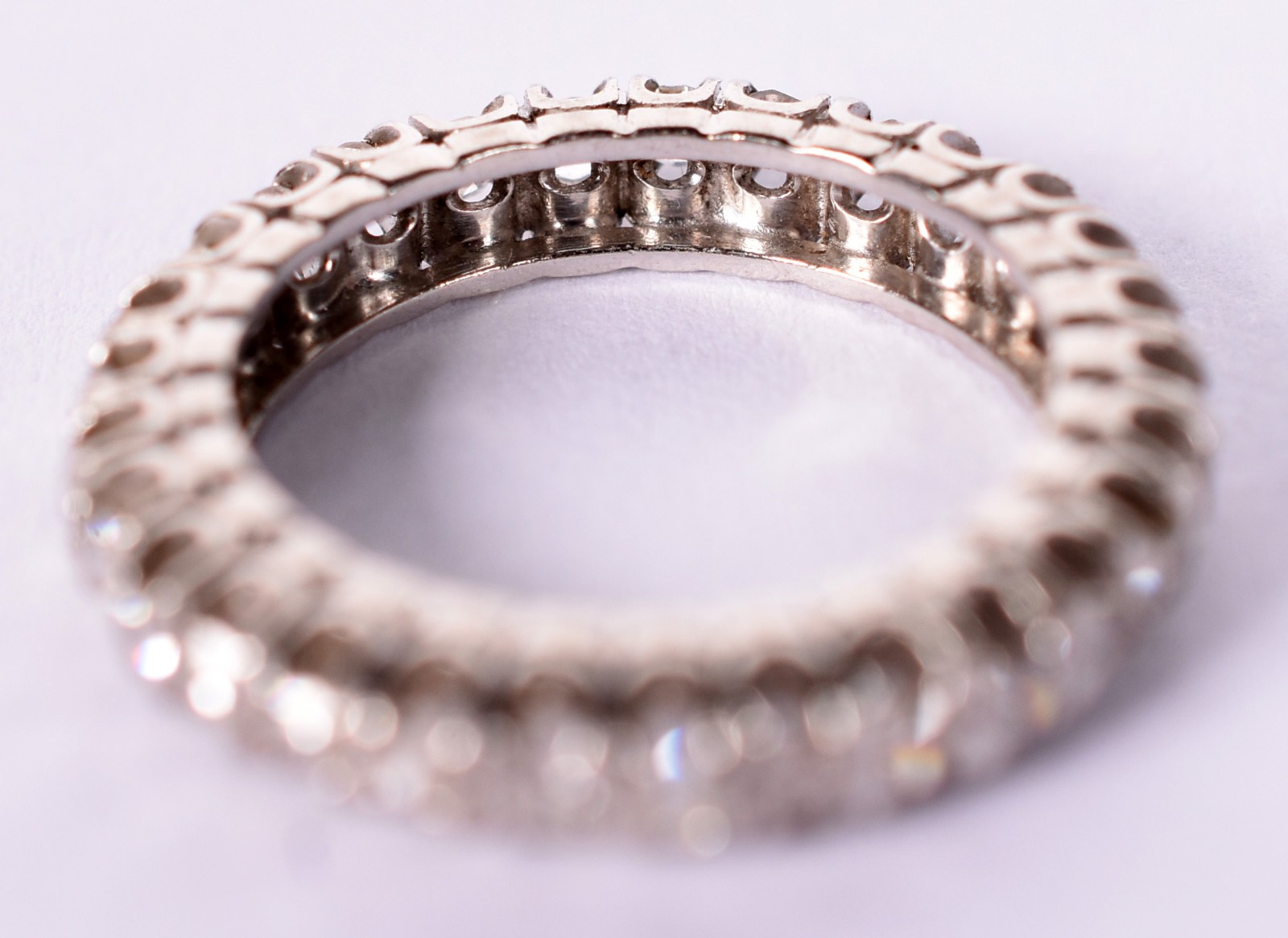 Anel de ouro branco com 23 brilhantes de 0,05 ct, total 1.15 ct, aro... - foto 3 de 3
