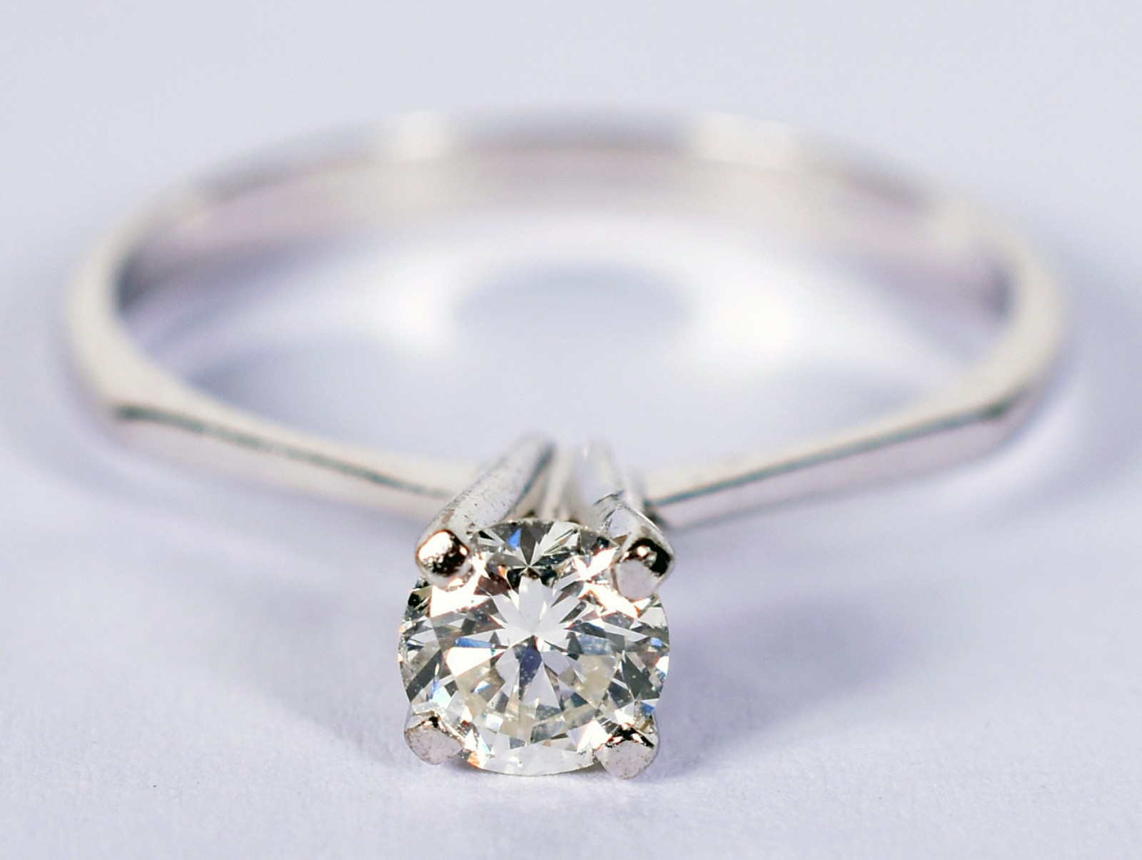 Solitário de ouro branco com um brilhante de aproximadamente 0,25 ct... - foto 1 de 3
