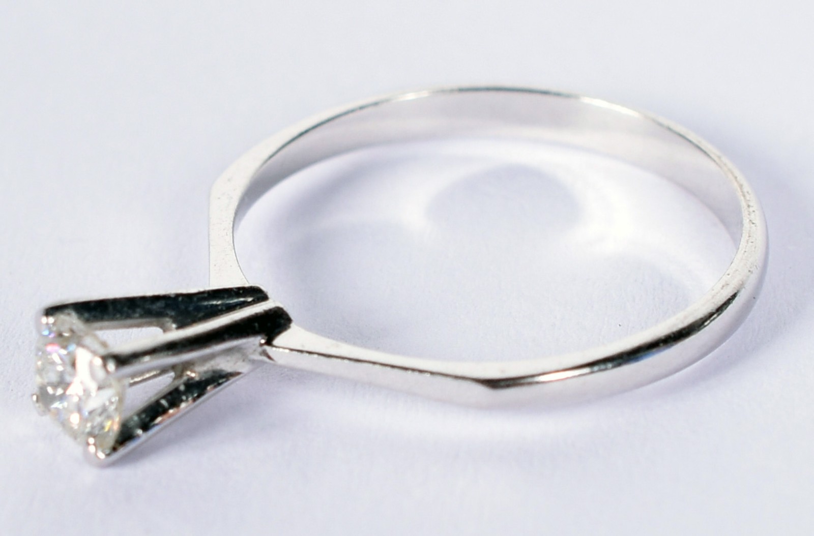 Solitário de ouro branco com um brilhante de aproximadamente 0,25 ct... - foto 2 de 3