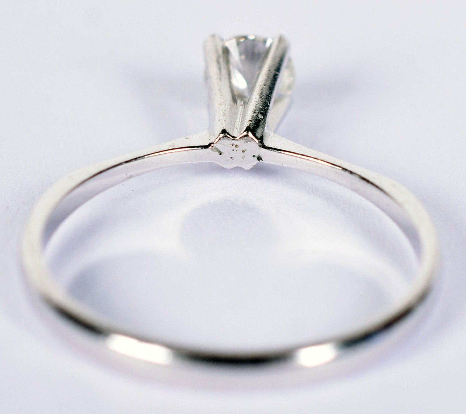 Solitário de ouro branco com um brilhante de aproximadamente 0,25 ct... - foto 3 de 3