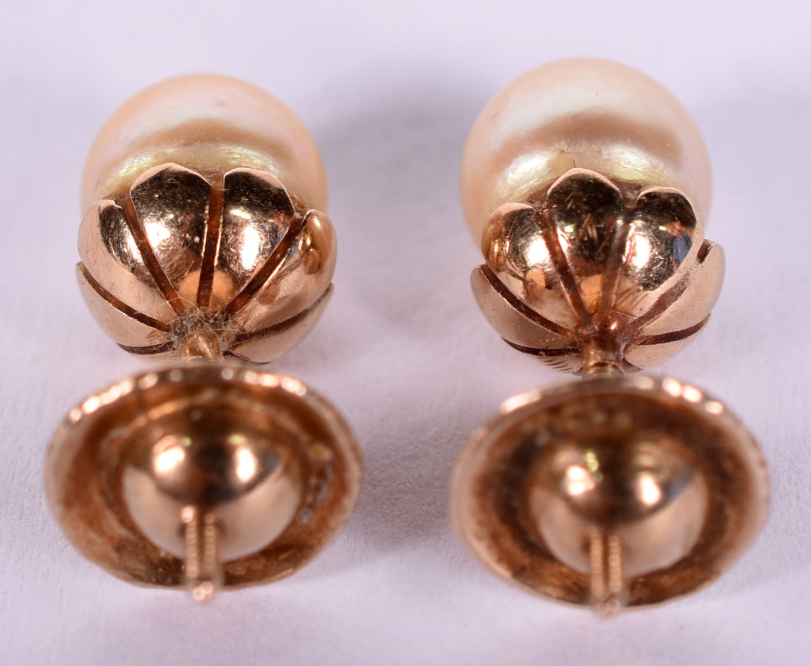 Par de brincos de ouro amarelo 18 k com 2 pérolas (Por motivo de... - foto 2 de 3