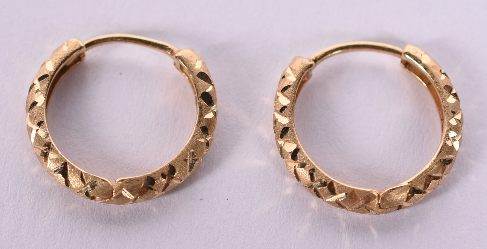 Par de brincos de ouro amarelo 18 k no feitio argola (Por motivo de... - foto 1 de 3