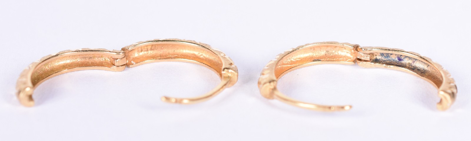 Par de brincos de ouro amarelo 18 k no feitio argola (Por motivo de... - foto 3 de 3