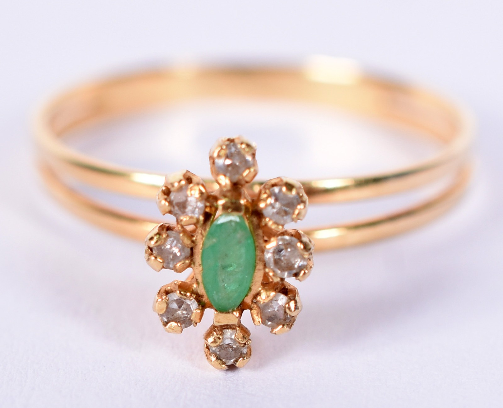 Anel de ouro amarelo 18 k com 9 brilhantes e uma esmeralda (Por... - foto 1 de 3