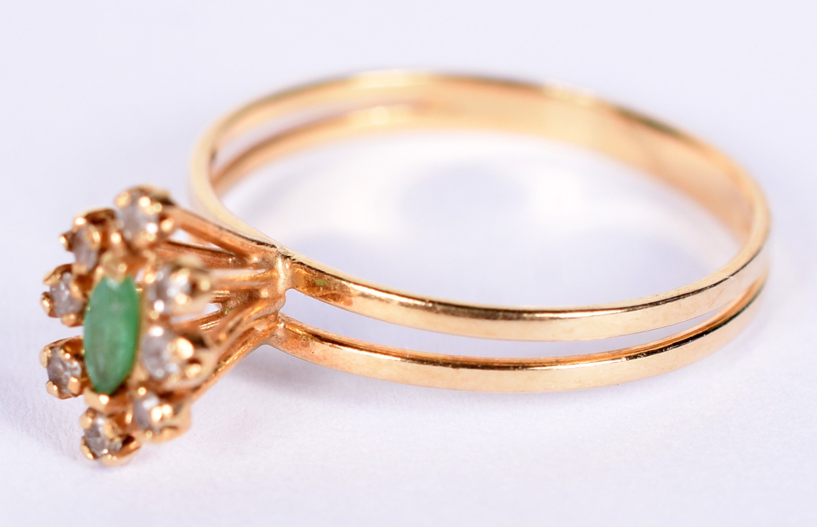 Anel de ouro amarelo 18 k com 9 brilhantes e uma esmeralda (Por... - foto 2 de 3