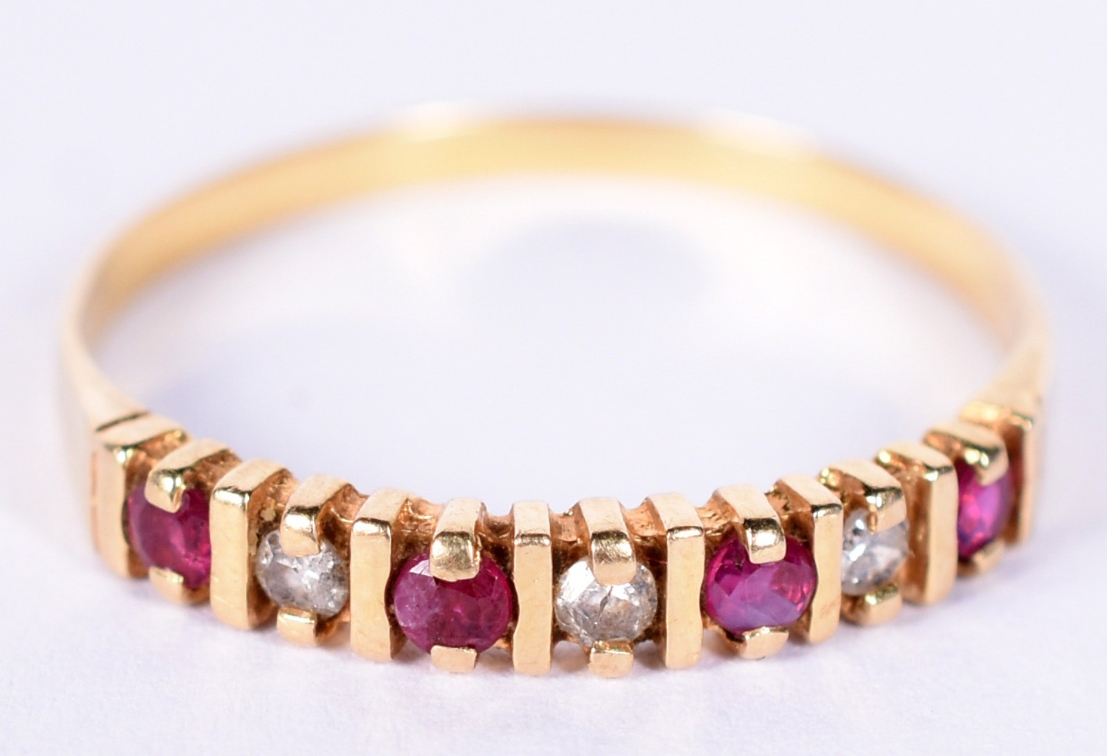 Anel de ouro amarelo 18 k com 3 brilhantes e 4 rubis, aro 17 (Por... - foto 1 de 3