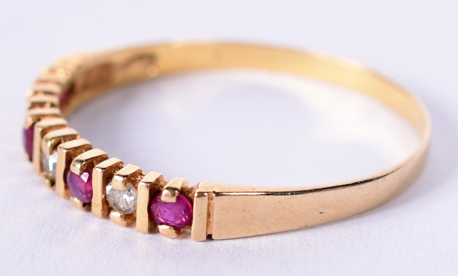 Anel de ouro amarelo 18 k com 3 brilhantes e 4 rubis, aro 17 (Por... - foto 2 de 3