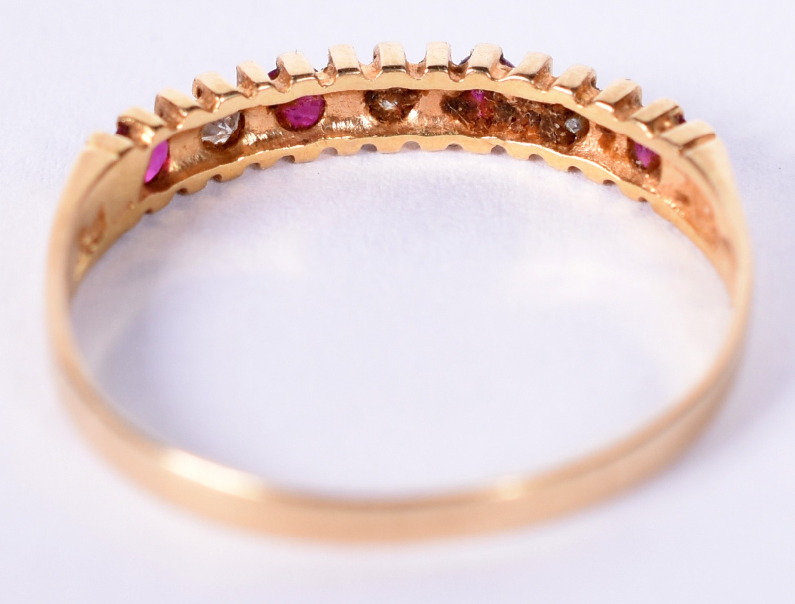 Anel de ouro amarelo 18 k com 3 brilhantes e 4 rubis, aro 17 (Por... - foto 3 de 3