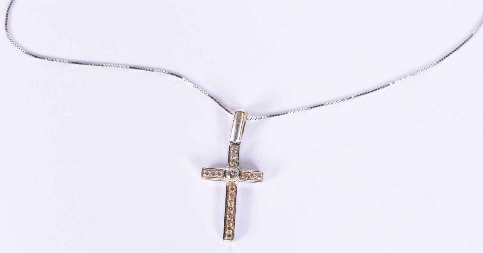 Gargantilha de ouro branco e crucifixo com 20 brilhantes (Por motivos... - foto 1 de 4