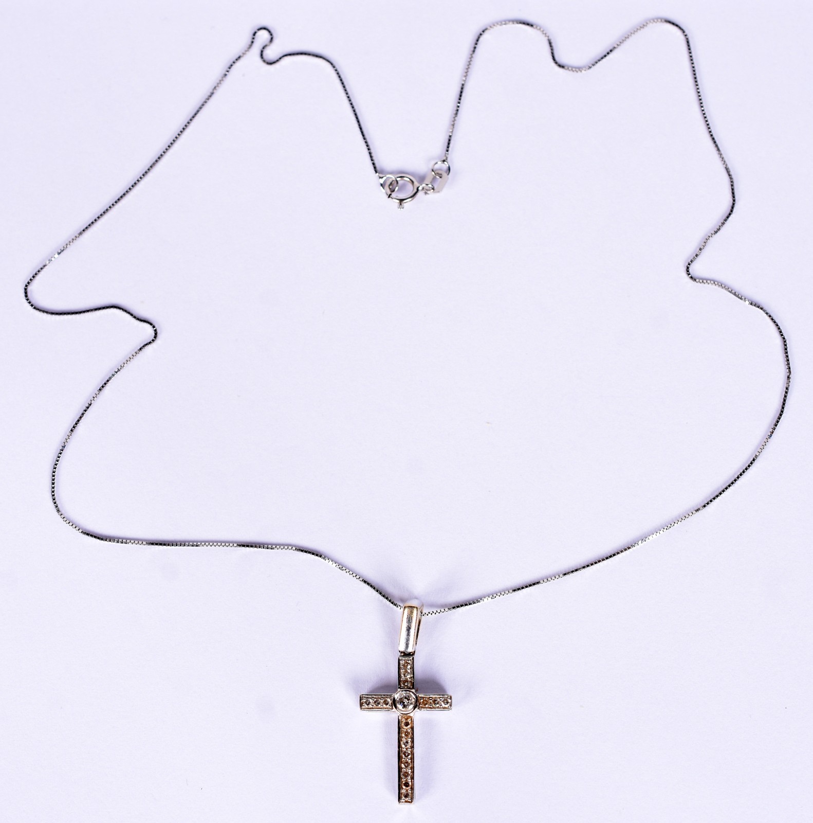 Gargantilha de ouro branco e crucifixo com 20 brilhantes (Por motivos... - foto 2 de 4