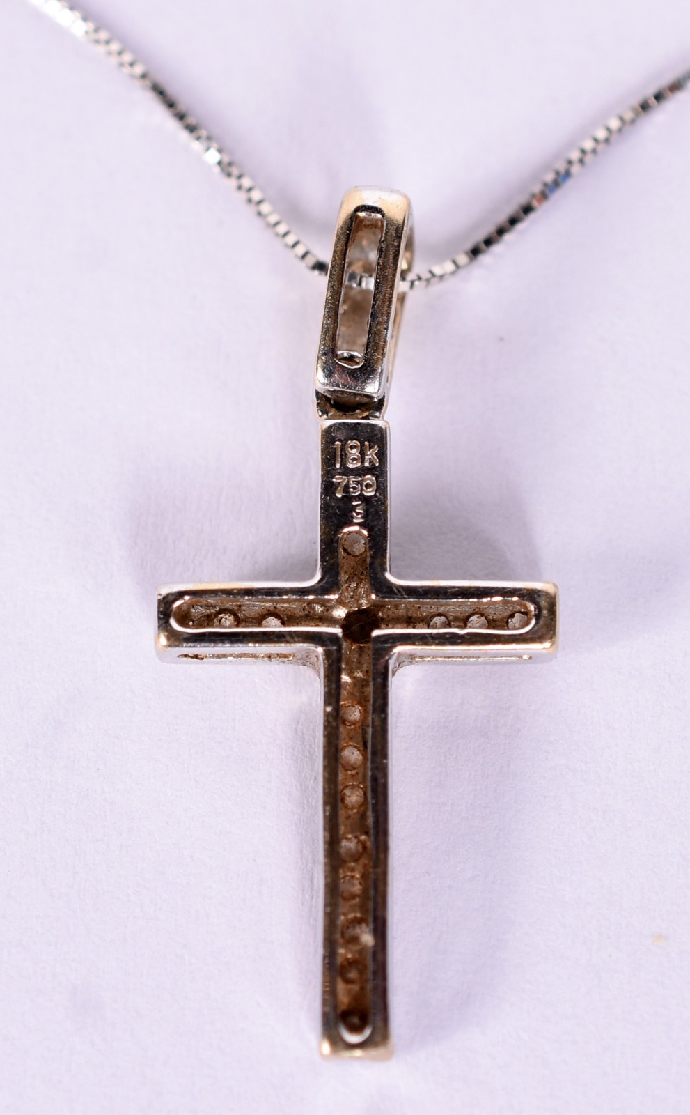 Gargantilha de ouro branco e crucifixo com 20 brilhantes (Por motivos... - foto 3 de 4