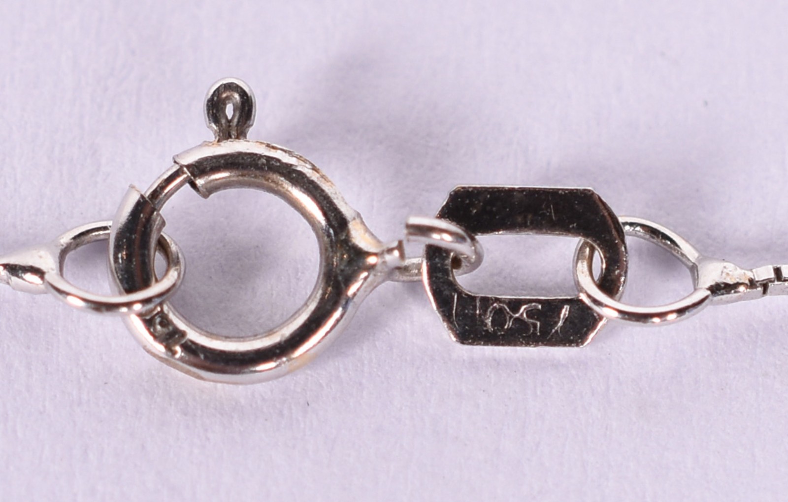 Gargantilha de ouro branco e crucifixo com 20 brilhantes (Por motivos... - foto 4 de 4