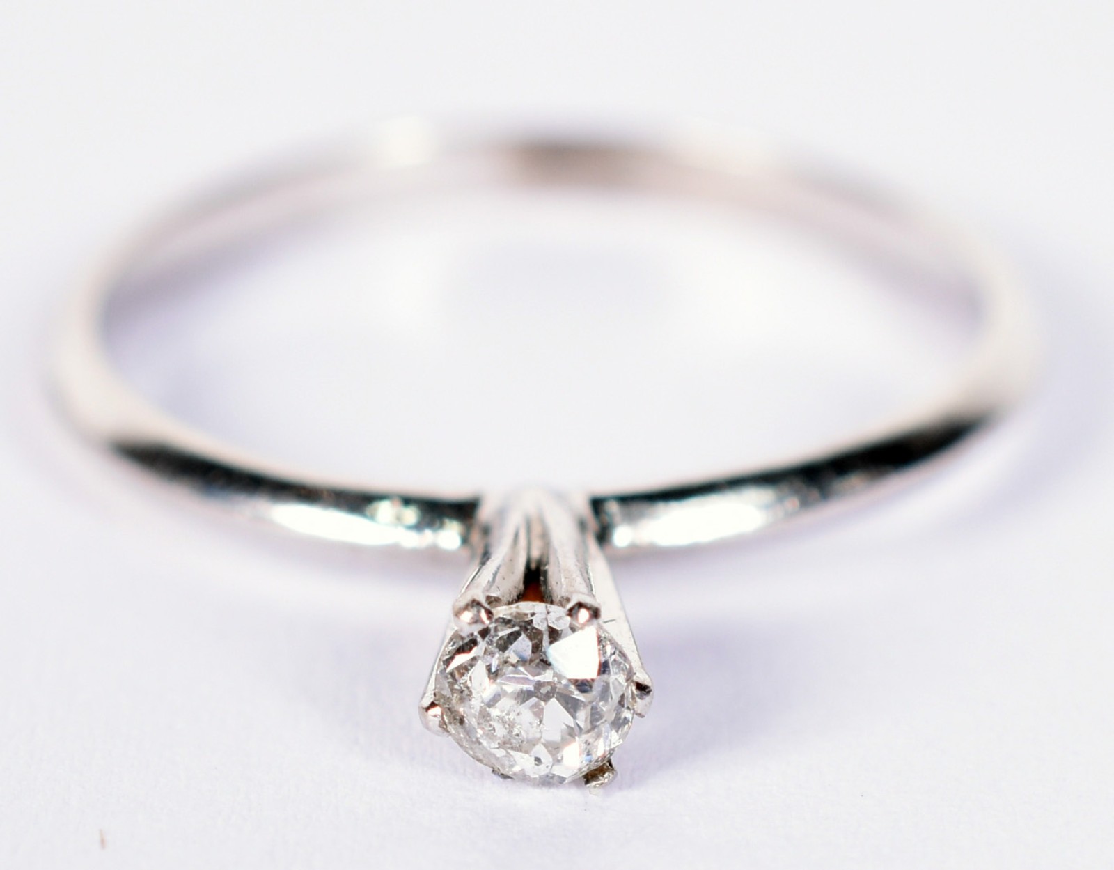 Anel solitário de ouro branco com brilhante de 0,10 ct, aro 18 (Por... - foto 1 de 3