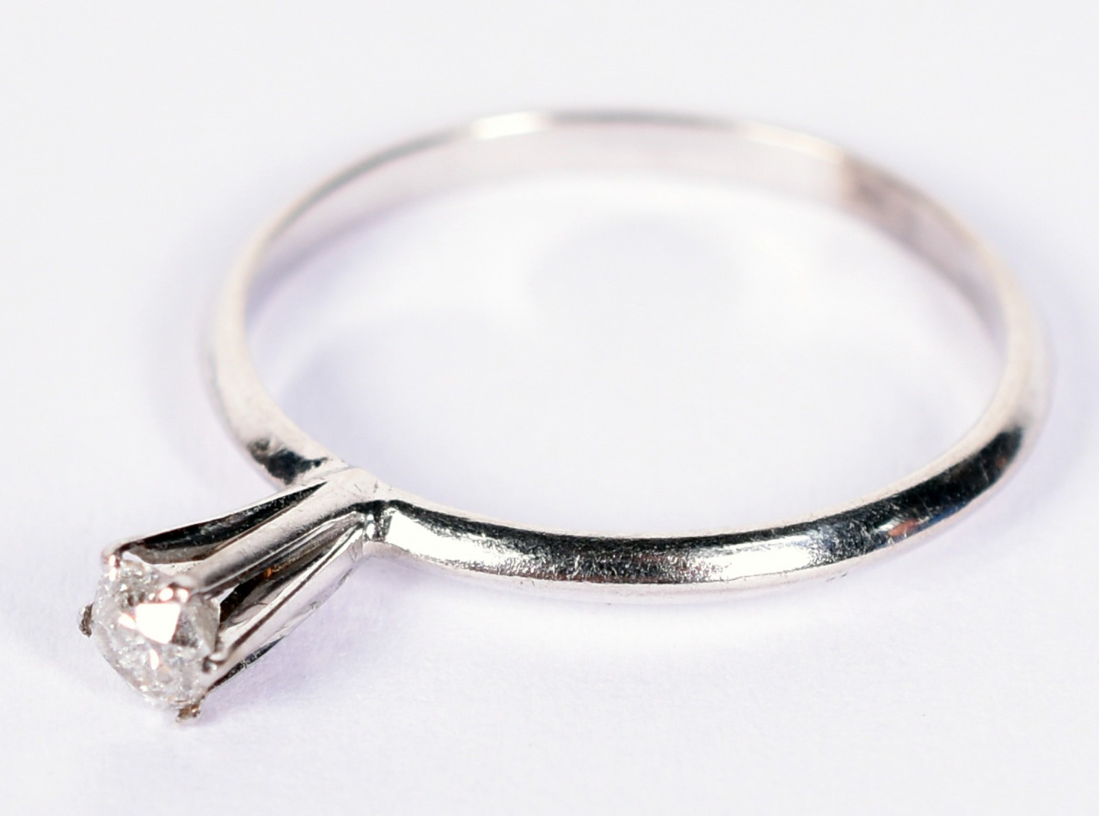 Anel solitário de ouro branco com brilhante de 0,10 ct, aro 18 (Por... - foto 2 de 3