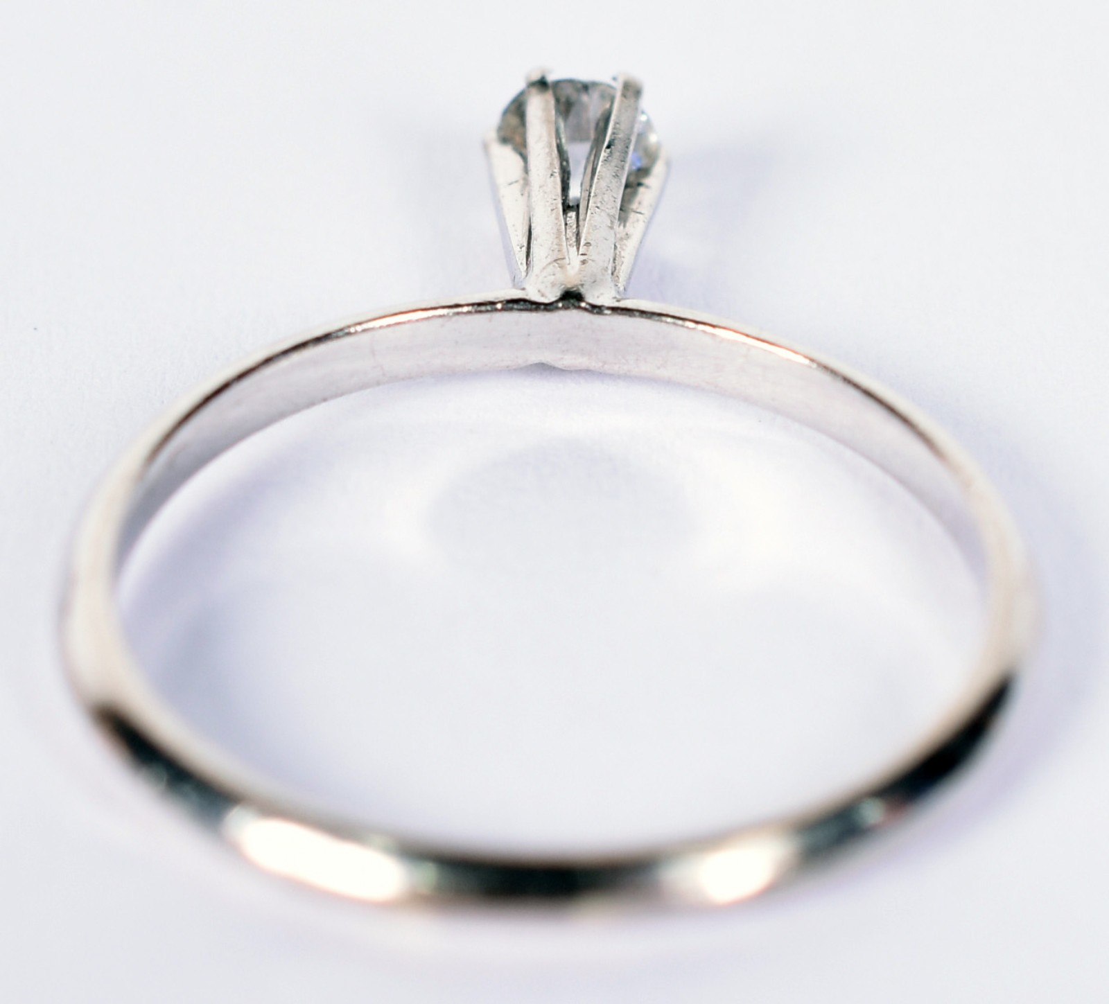 Anel solitário de ouro branco com brilhante de 0,10 ct, aro 18 (Por... - foto 3 de 3