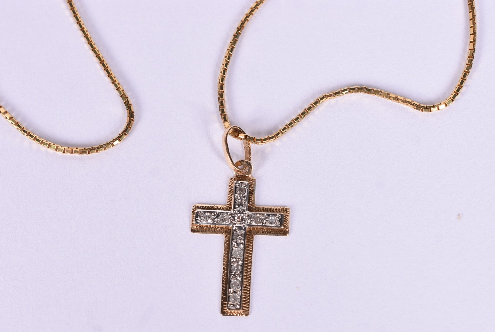 Gargantilha de ouro amarelo 18 k com crucifixo (Por motivos de... - foto 1 de 5