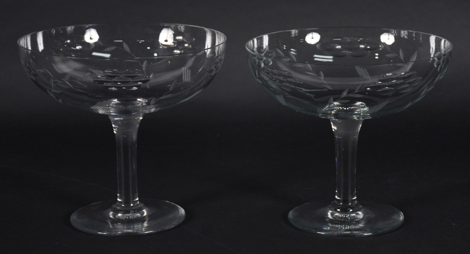 Par de fruteiras de pé alto de cristal com folhas lavradas. - foto 1 de 3
