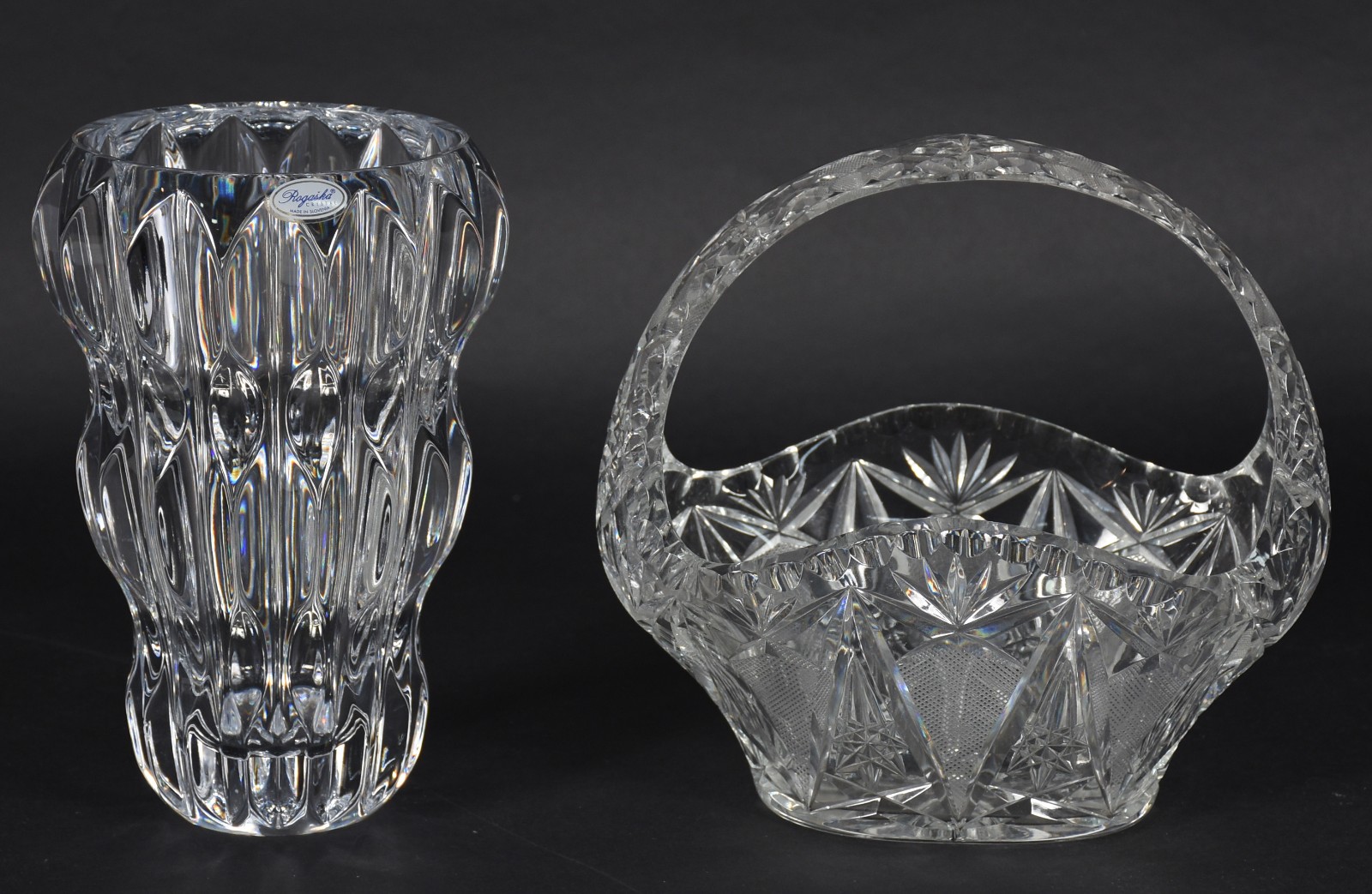 Duas peças de cristal europeu lapidado, sendo vaso e cesta com alça... - foto 1 de 6