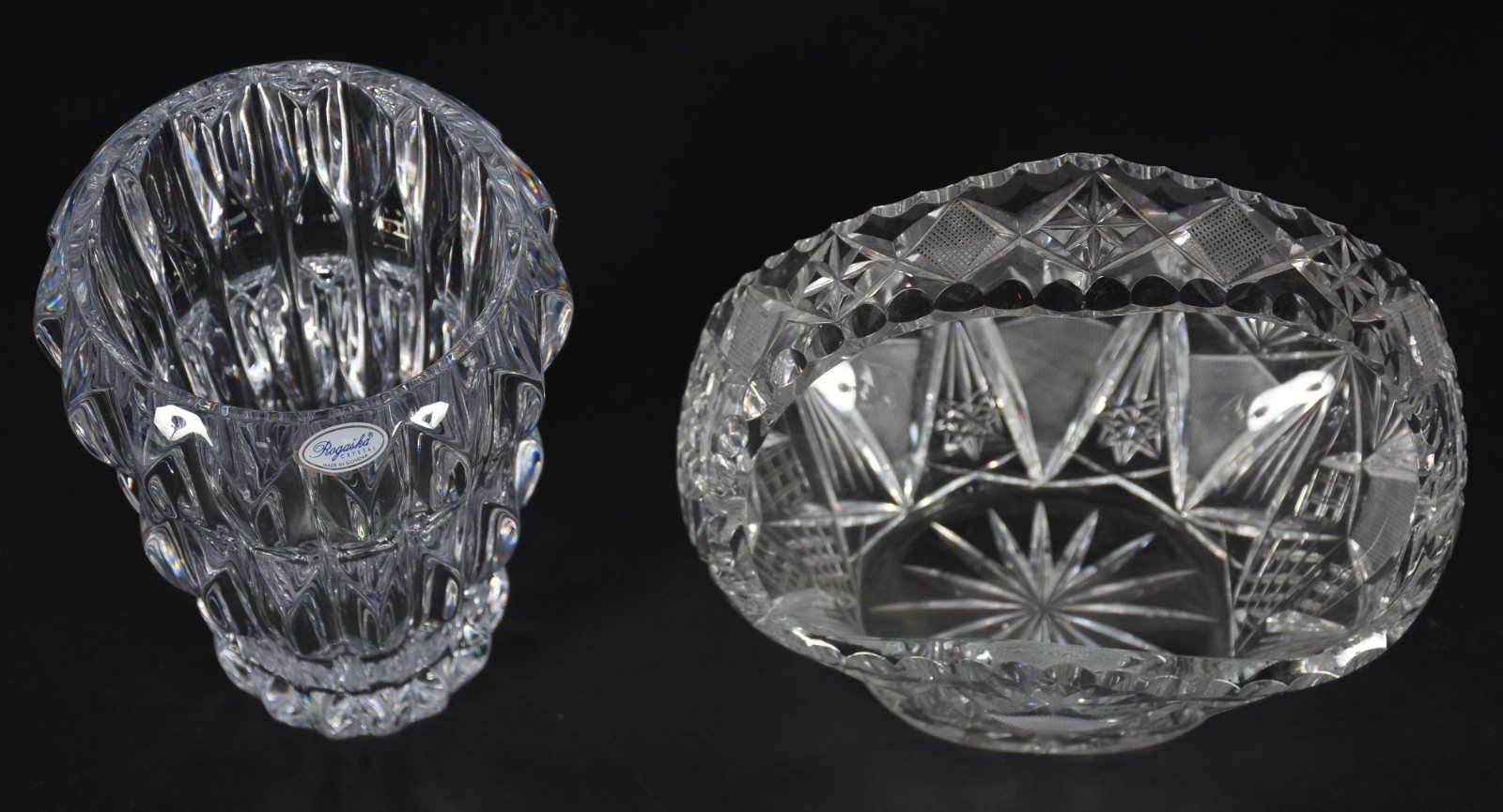 Duas peças de cristal europeu lapidado, sendo vaso e cesta com alça... - foto 2 de 6