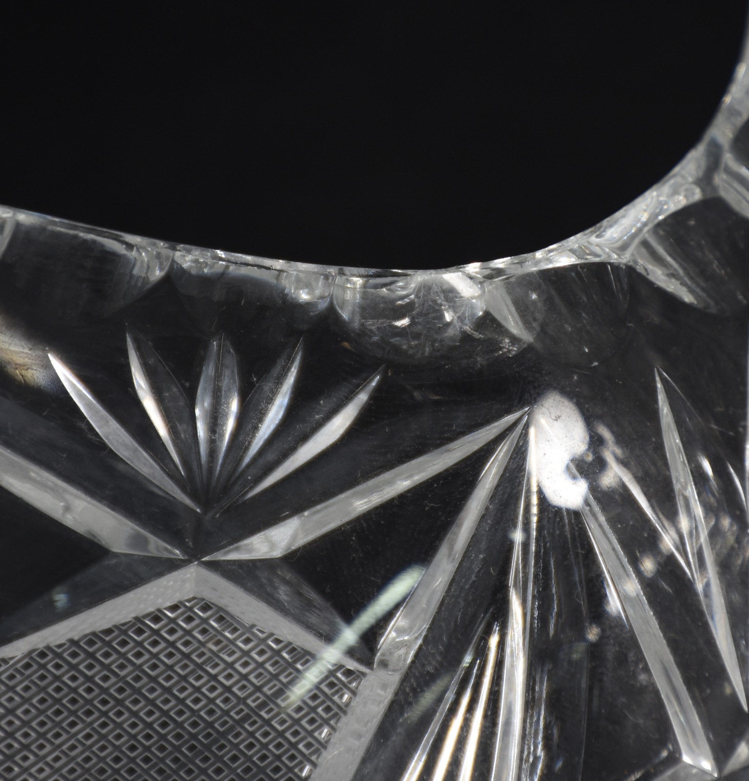 Duas peças de cristal europeu lapidado, sendo vaso e cesta com alça... - foto 4 de 6