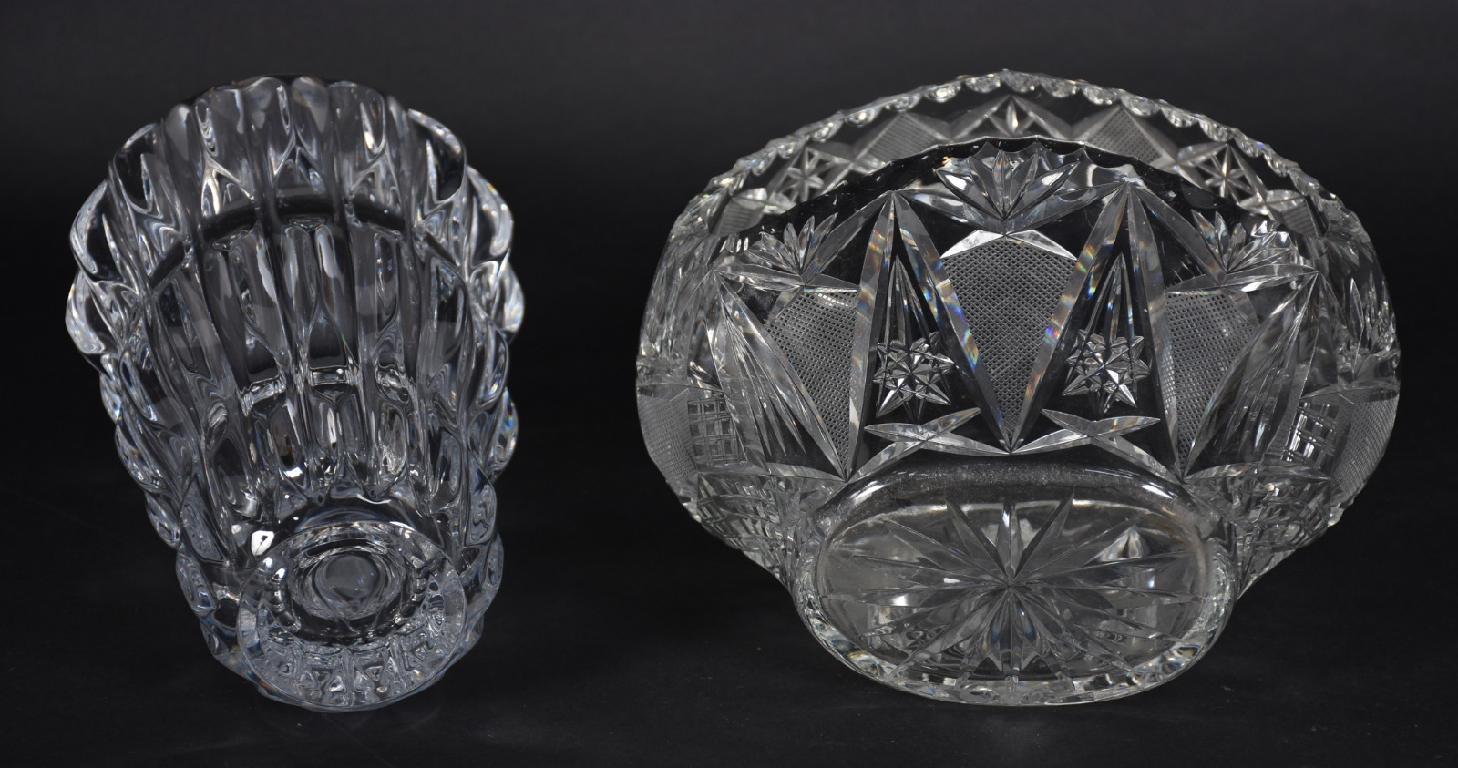 Duas peças de cristal europeu lapidado, sendo vaso e cesta com alça... - foto 5 de 6