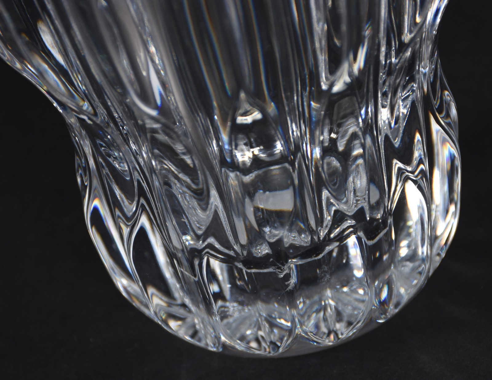 Duas peças de cristal europeu lapidado, sendo vaso e cesta com alça... - foto 6 de 6