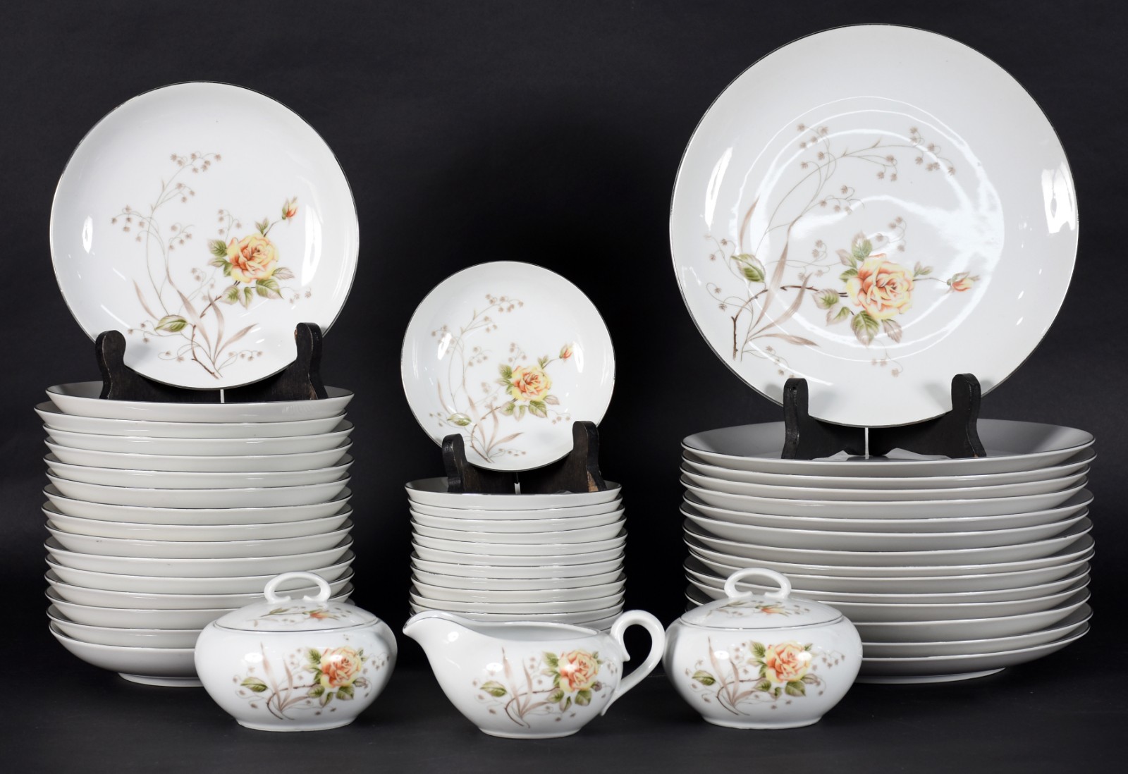 Serviço de porcelana japonesa MINO composto de: 15 pratos rasos, 16... - foto 1 de 4