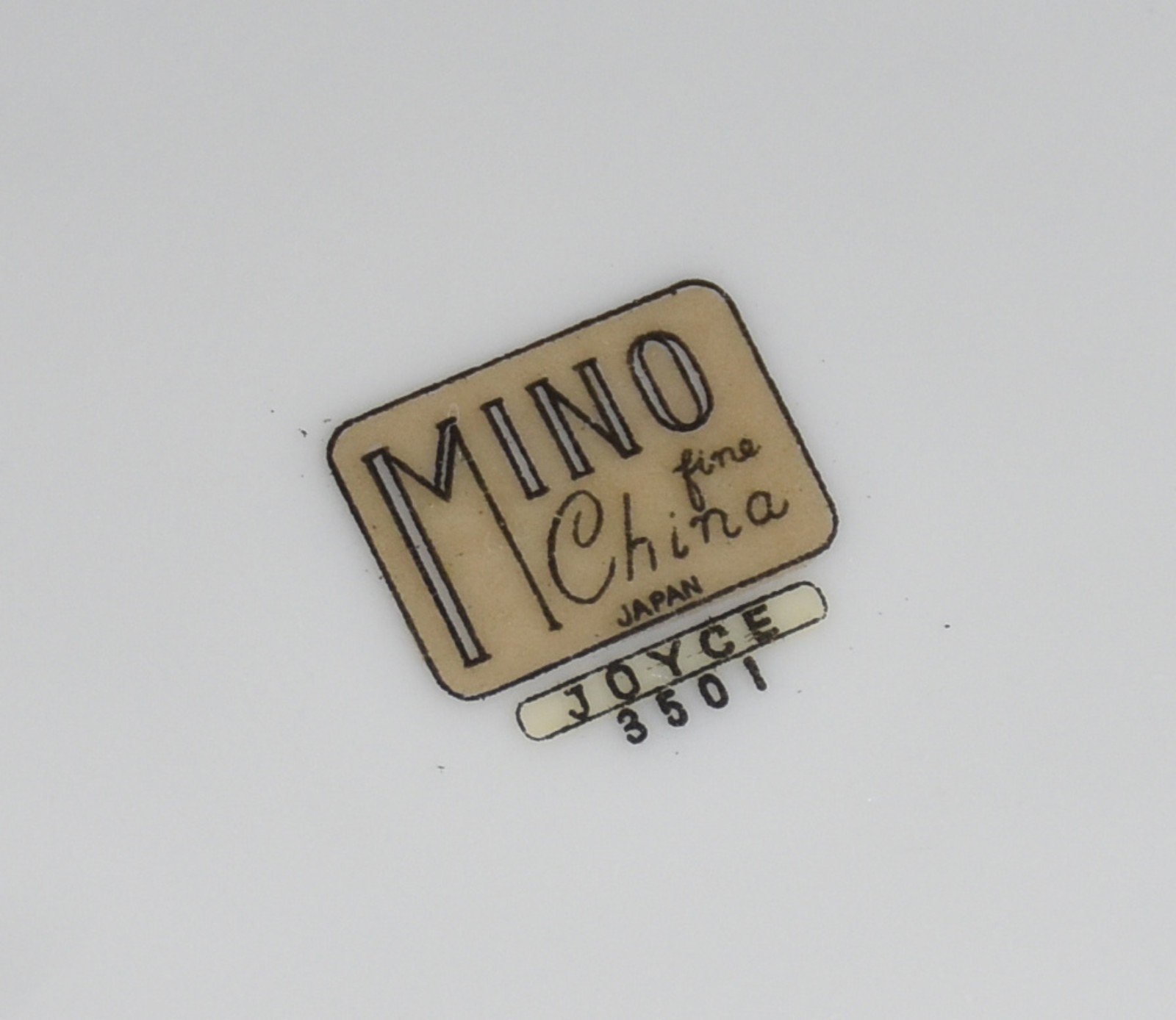 Serviço de porcelana japonesa MINO composto de: 15 pratos rasos, 16... - foto 3 de 4