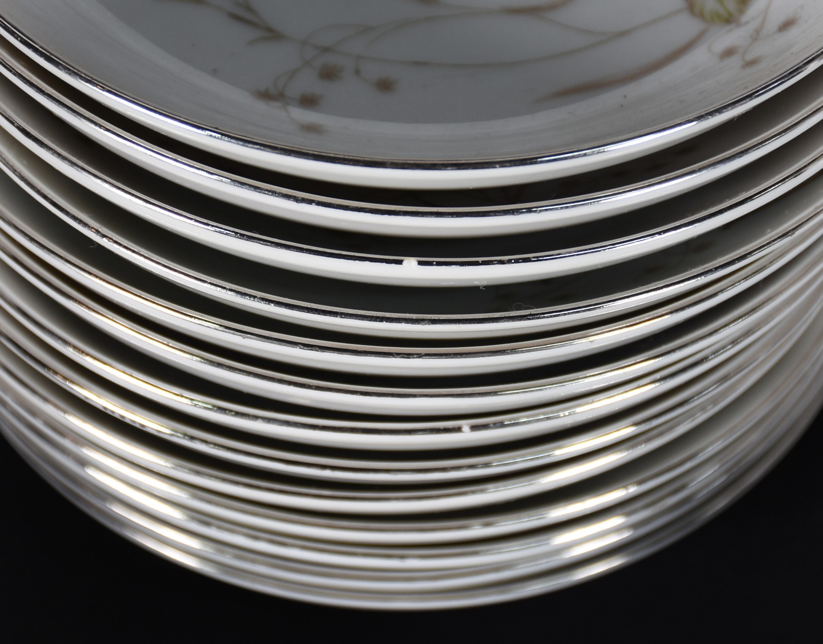 Serviço de porcelana japonesa MINO composto de: 15 pratos rasos, 16... - foto 4 de 4