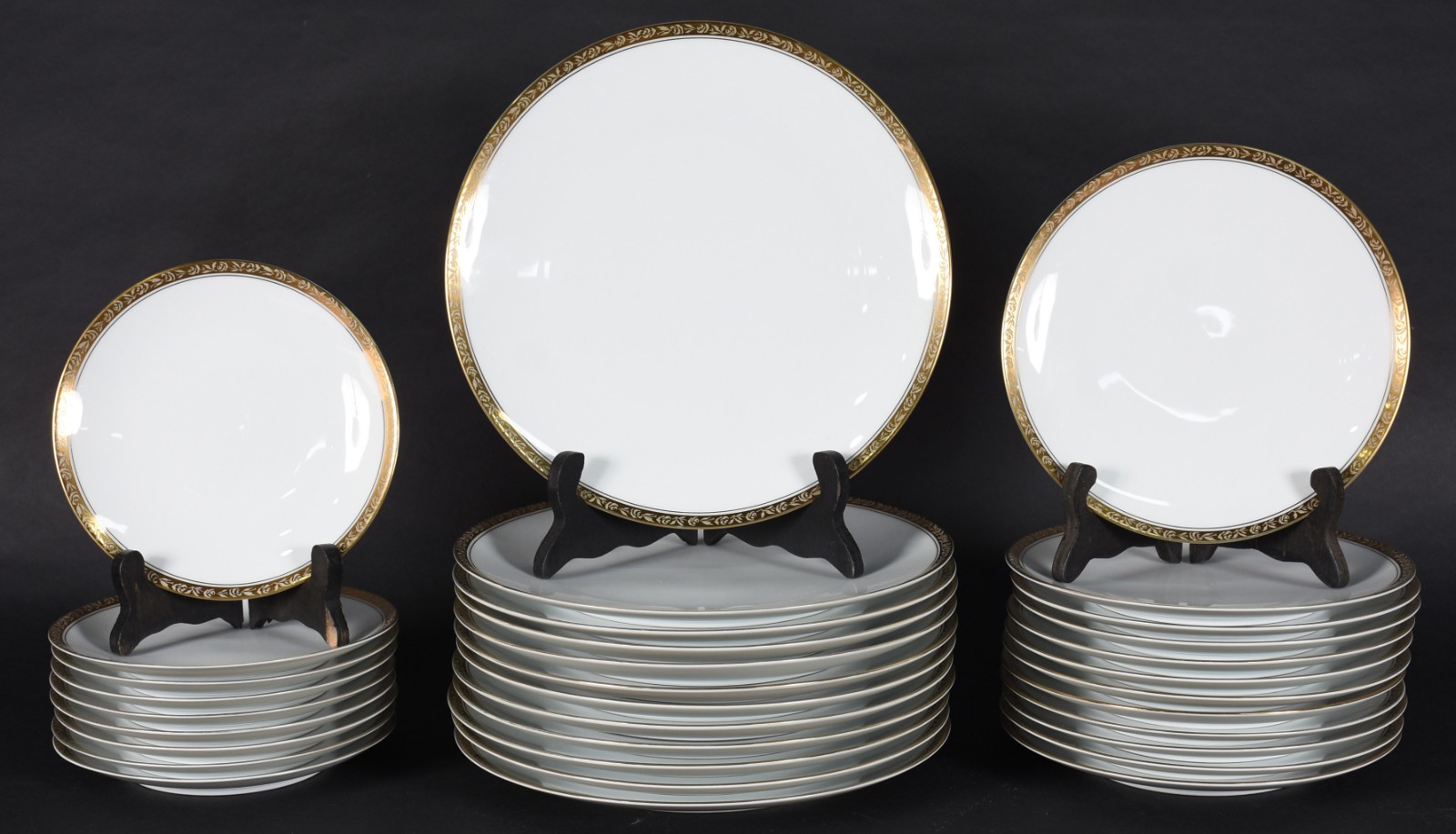 Serviço de porcelana Noritake de chá e jantar composto de: 12 pratos... - foto 2 de 8