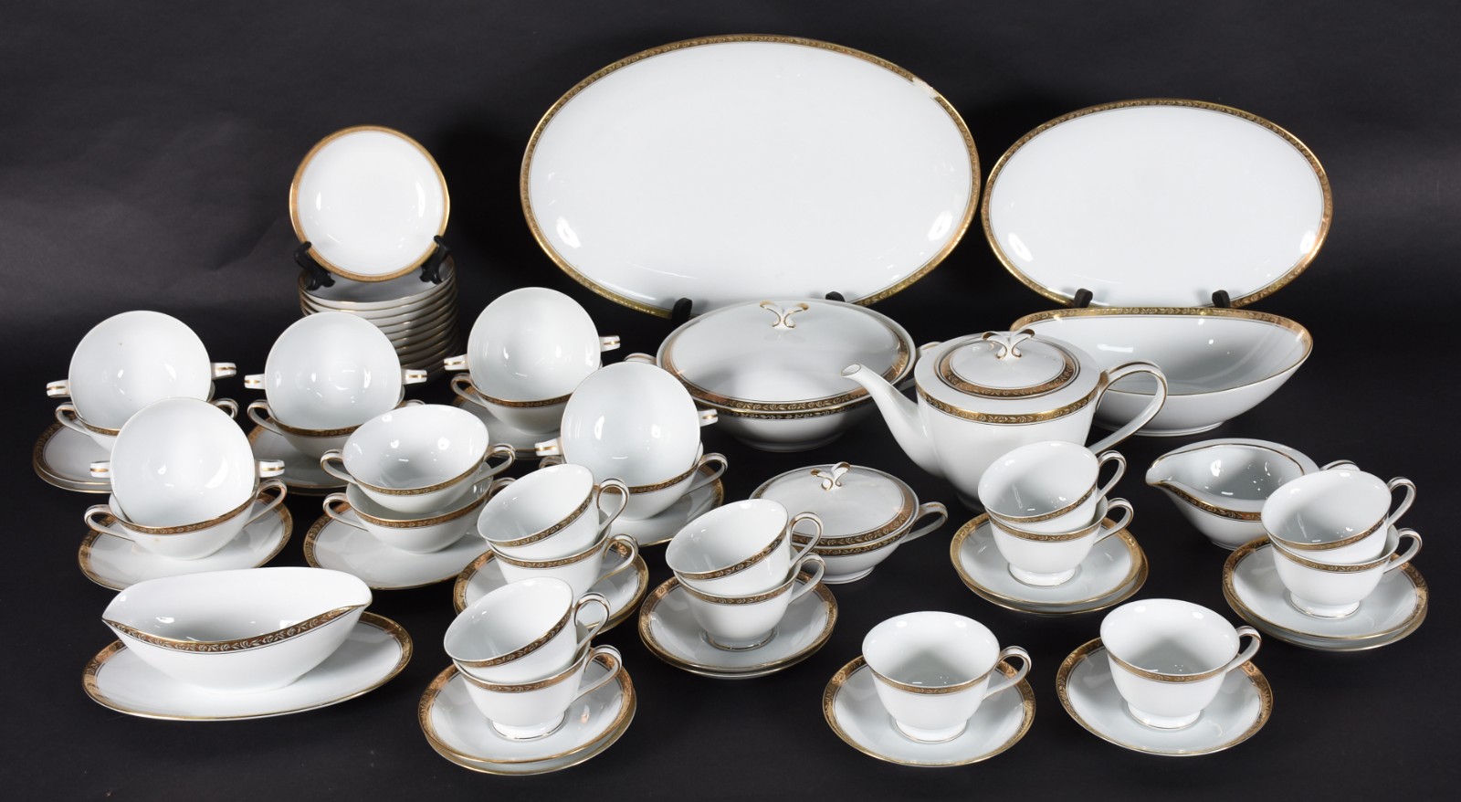 Serviço de porcelana Noritake de chá e jantar composto de: 12 pratos... - foto 3 de 8
