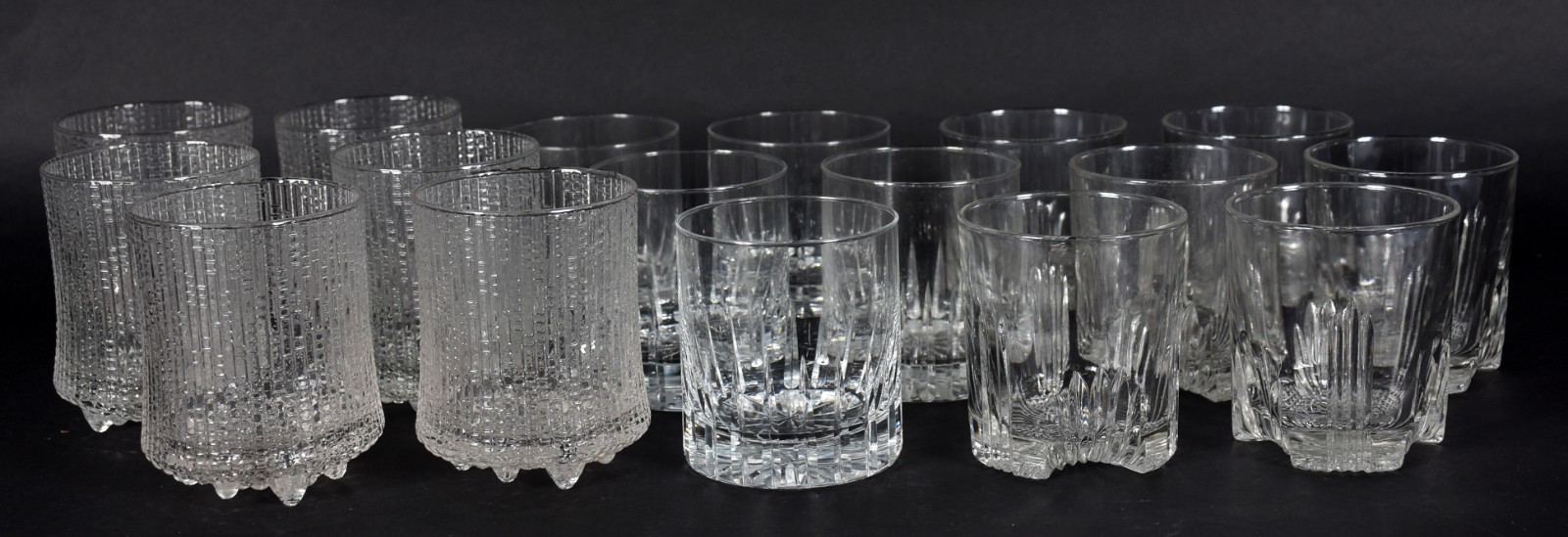 Dezessete copos curtos para whisky em diversos modelos. - foto 1 de 4