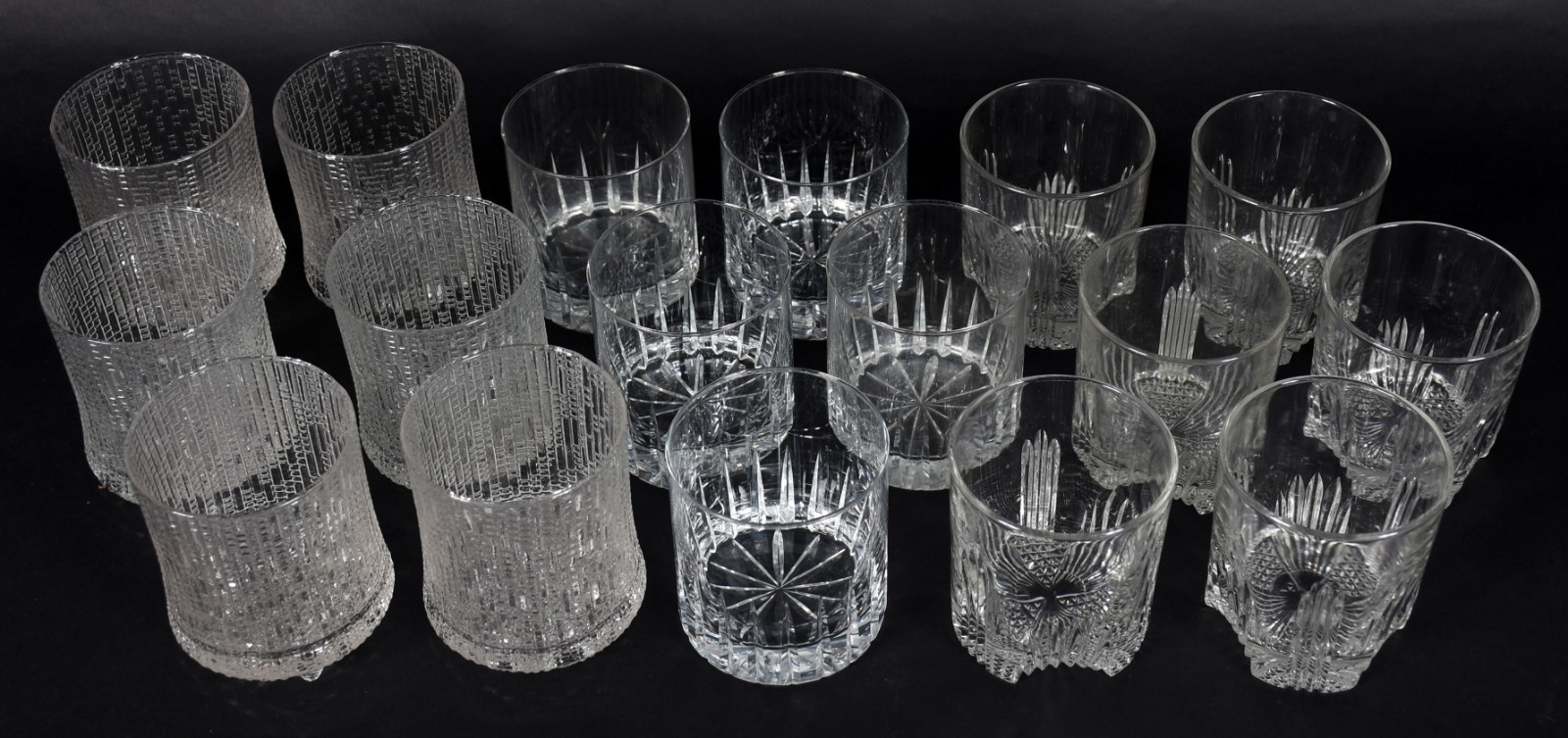 Dezessete copos curtos para whisky em diversos modelos. - foto 2 de 4