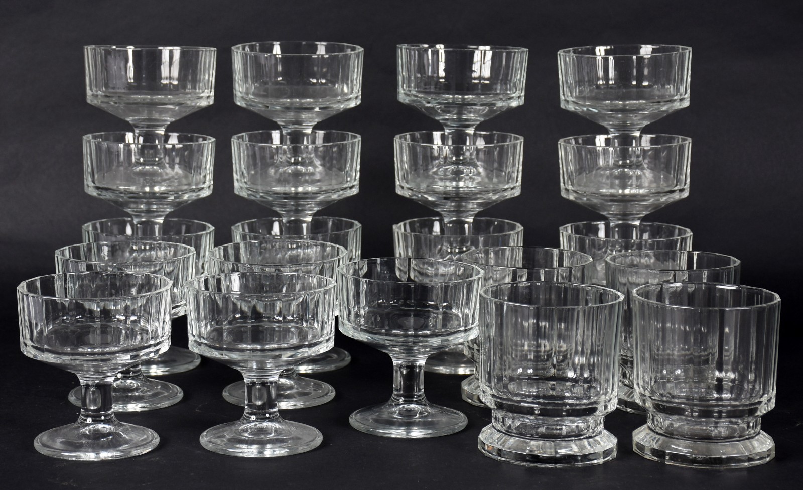 Conjunto com 17 taças de champagne/sobremesa e 4 copos para água em... - foto 1 de 5