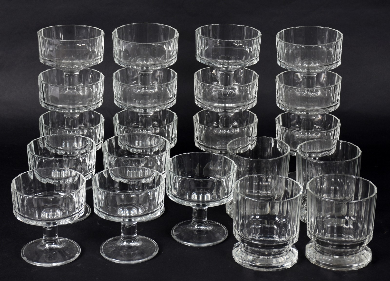 Conjunto com 17 taças de champagne/sobremesa e 4 copos para água em... - foto 2 de 5