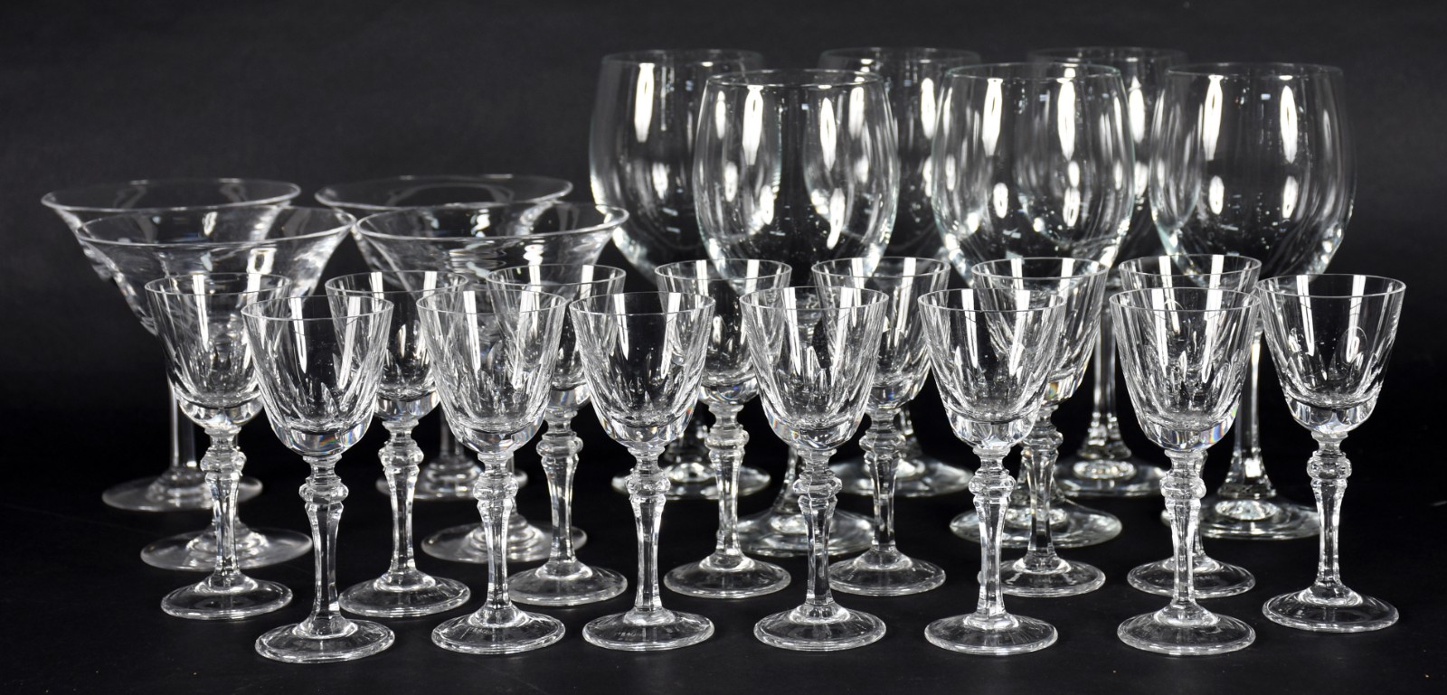 Diversos copos de cristal sendo 14 para licor, 6 para vinho, 4 taças... - foto 1 de 4