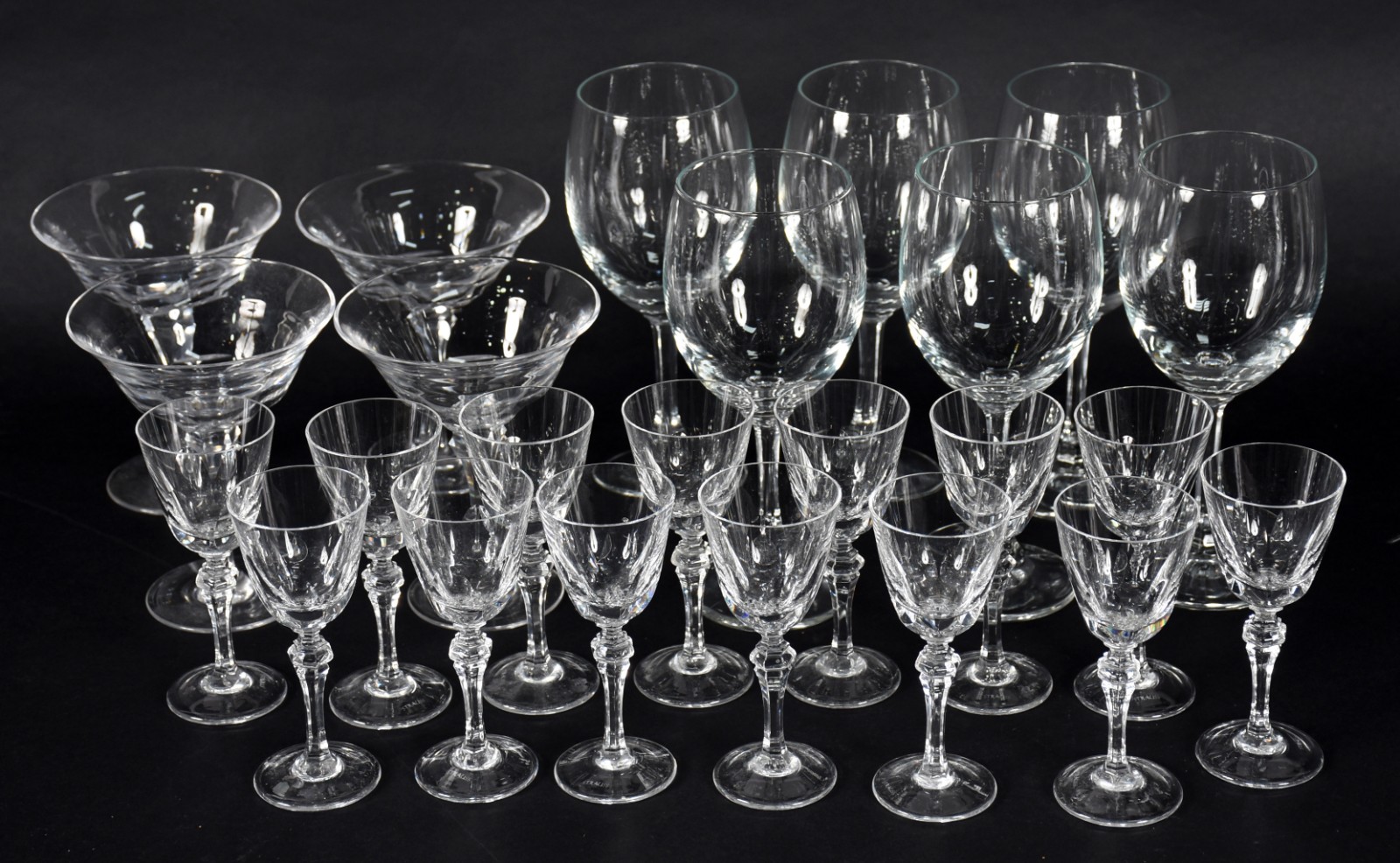 Diversos copos de cristal sendo 14 para licor, 6 para vinho, 4 taças... - foto 2 de 4