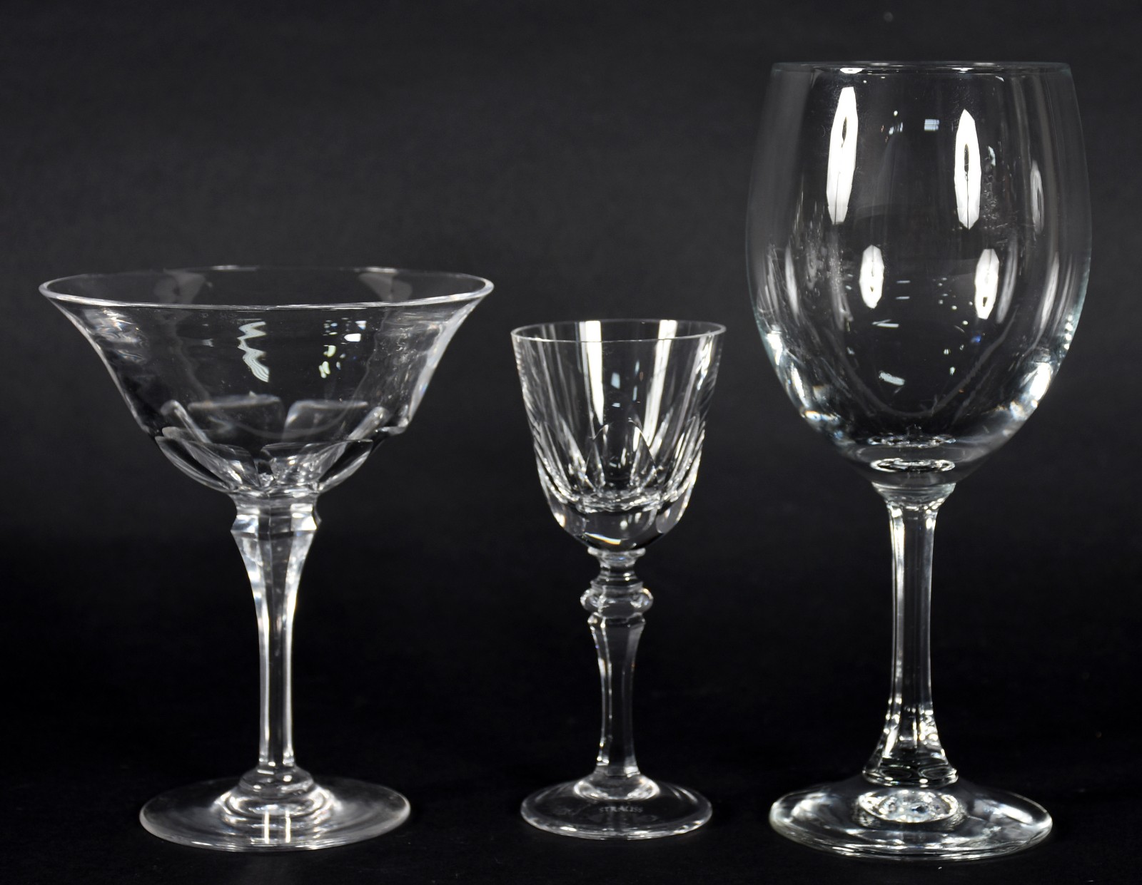 Diversos copos de cristal sendo 14 para licor, 6 para vinho, 4 taças... - foto 3 de 4
