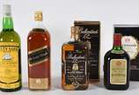 Quatro garrafas de Whisky sendo, 1 Black Label,... - Quatro garrafas de Whisky sendo, 1 Black Label, 1 Buchanan's, 1 Balantine's, 1 Cutty Sark.