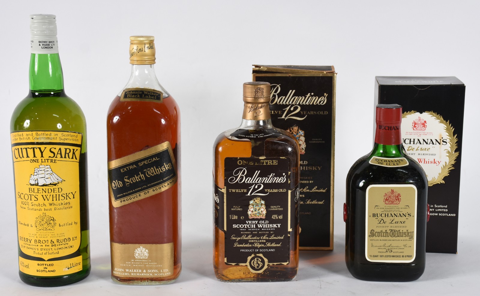 Quatro garrafas de Whisky sendo, 1 Black Label, 1 Buchanan's, 1... - foto 1 de 4