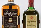 Quatro garrafas de Whisky sendo, 1 Black Label,... - Quatro garrafas de Whisky sendo, 1 Black Label, 1 Buchanan's, 1 Balantine's, 1 Cutty Sark.