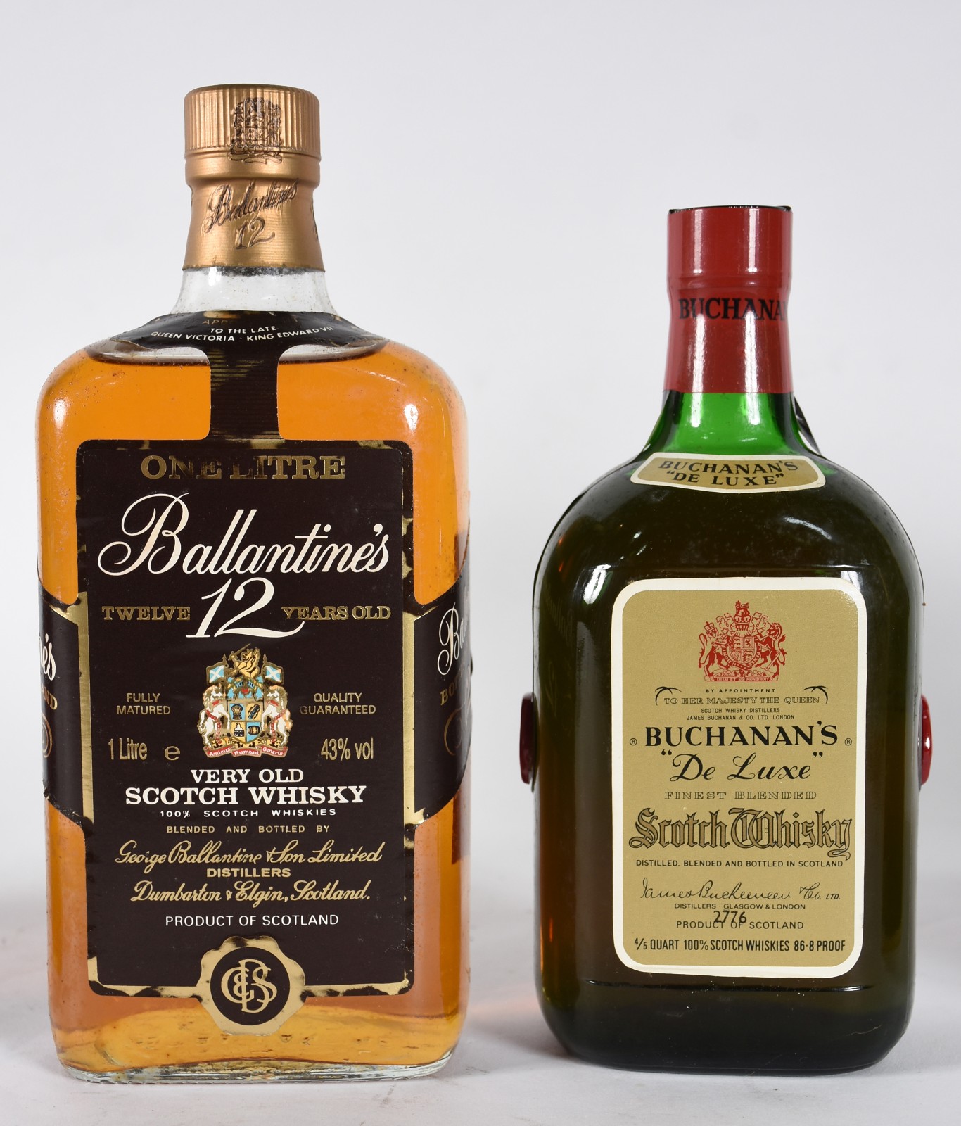 Quatro garrafas de Whisky sendo, 1 Black Label, 1 Buchanan's, 1... - foto 2 de 4
