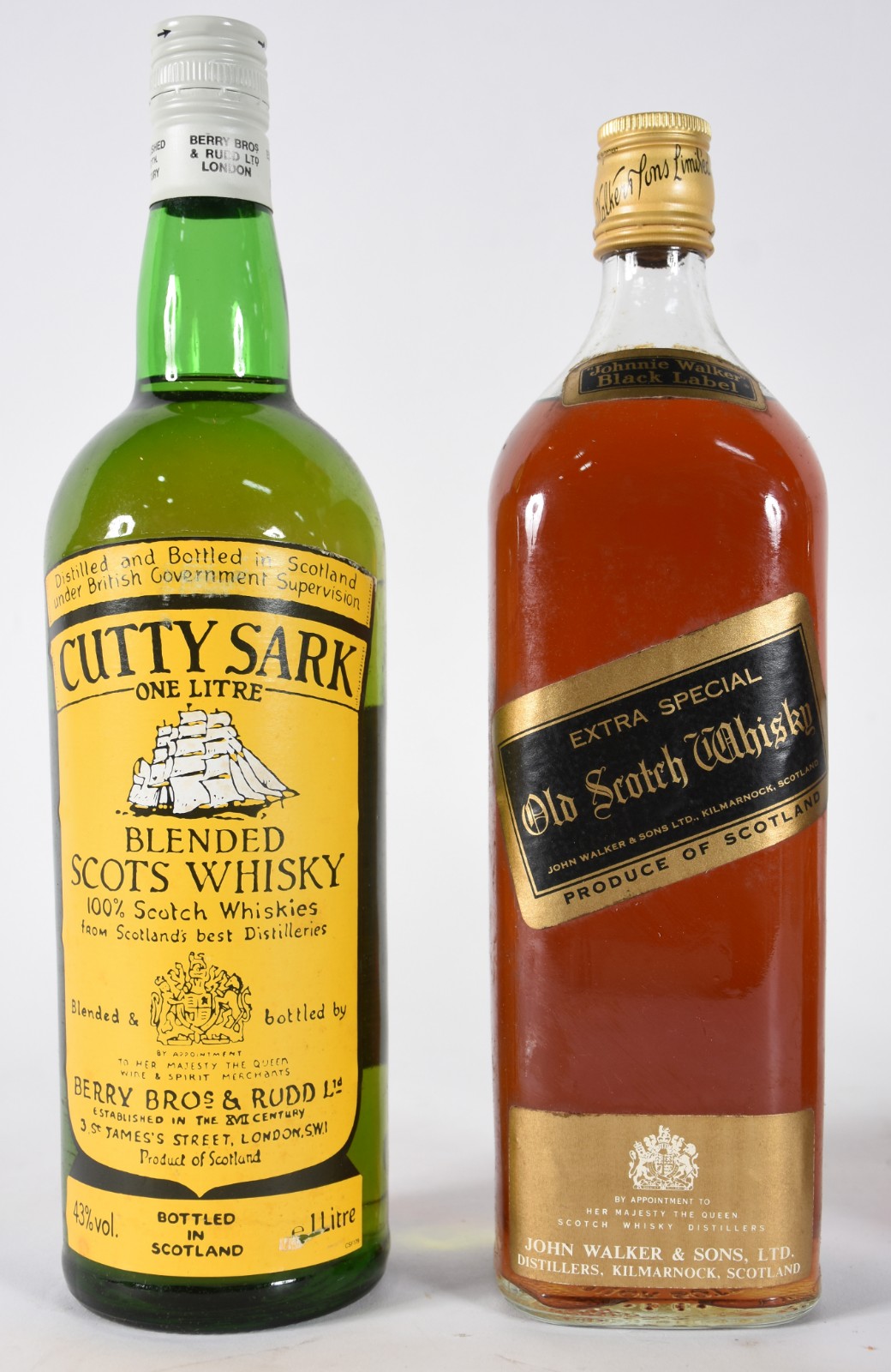 Quatro garrafas de Whisky sendo, 1 Black Label, 1 Buchanan's, 1... - foto 3 de 4
