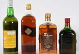 Quatro garrafas de Whisky sendo, 1 Black Label,... - Quatro garrafas de Whisky sendo, 1 Black Label, 1 Buchanan's, 1 Balantine's, 1 Cutty Sark.