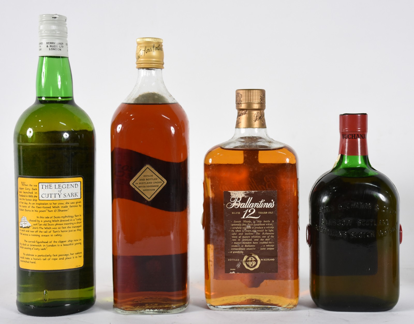 Quatro garrafas de Whisky sendo, 1 Black Label, 1 Buchanan's, 1... - foto 4 de 4
