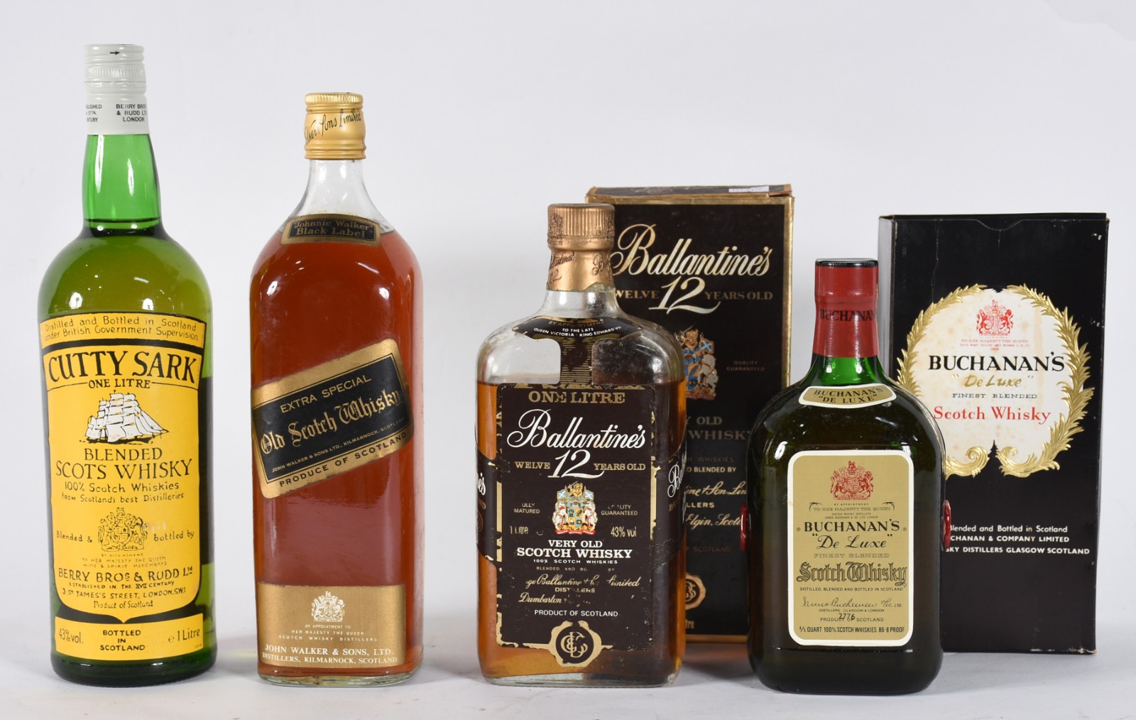 Quatro garrafas de Whisky sendo, 1 Black Label, 1 Buchanan's, 1... - foto 1 de 4