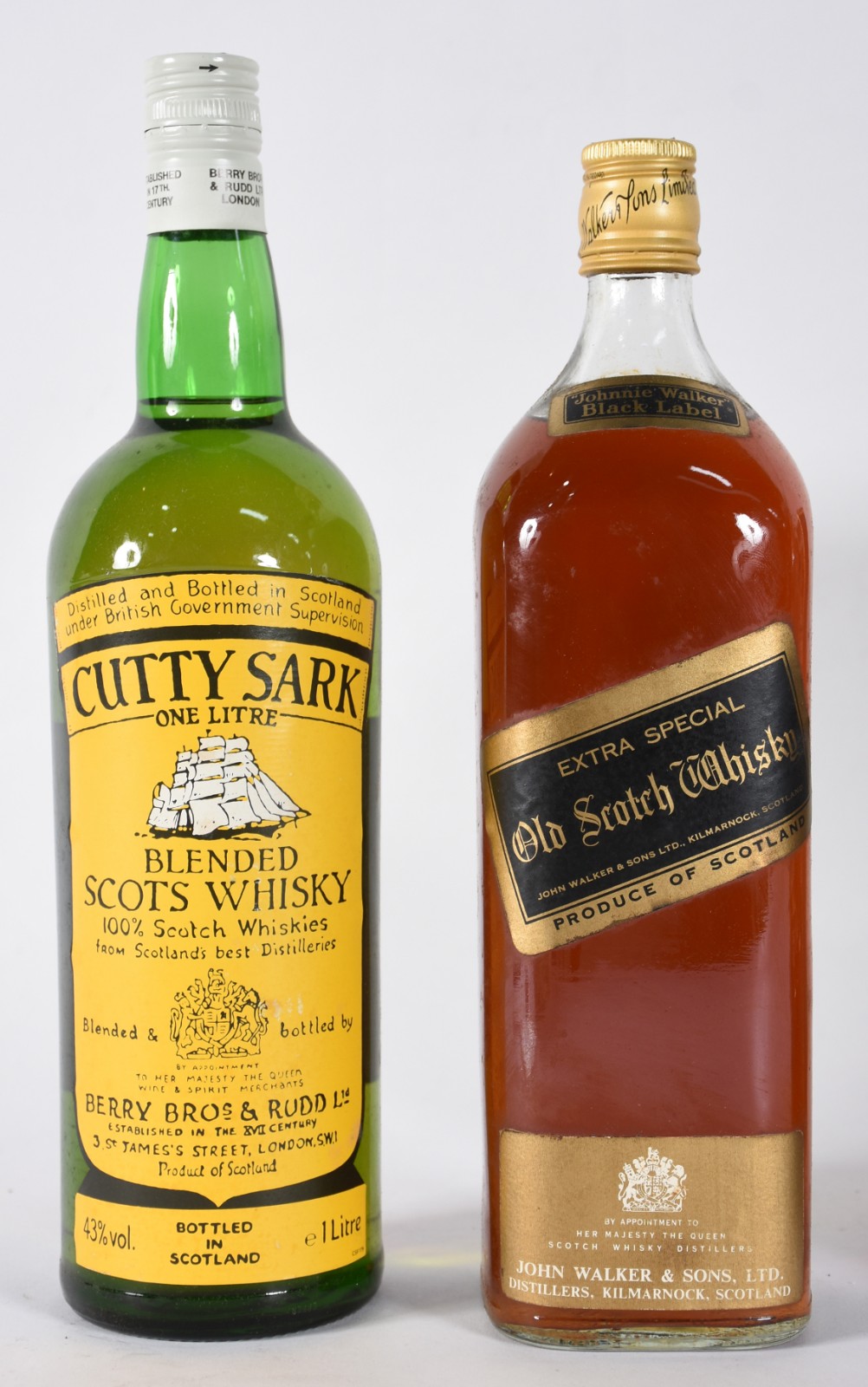 Quatro garrafas de Whisky sendo, 1 Black Label, 1 Buchanan's, 1... - foto 3 de 4
