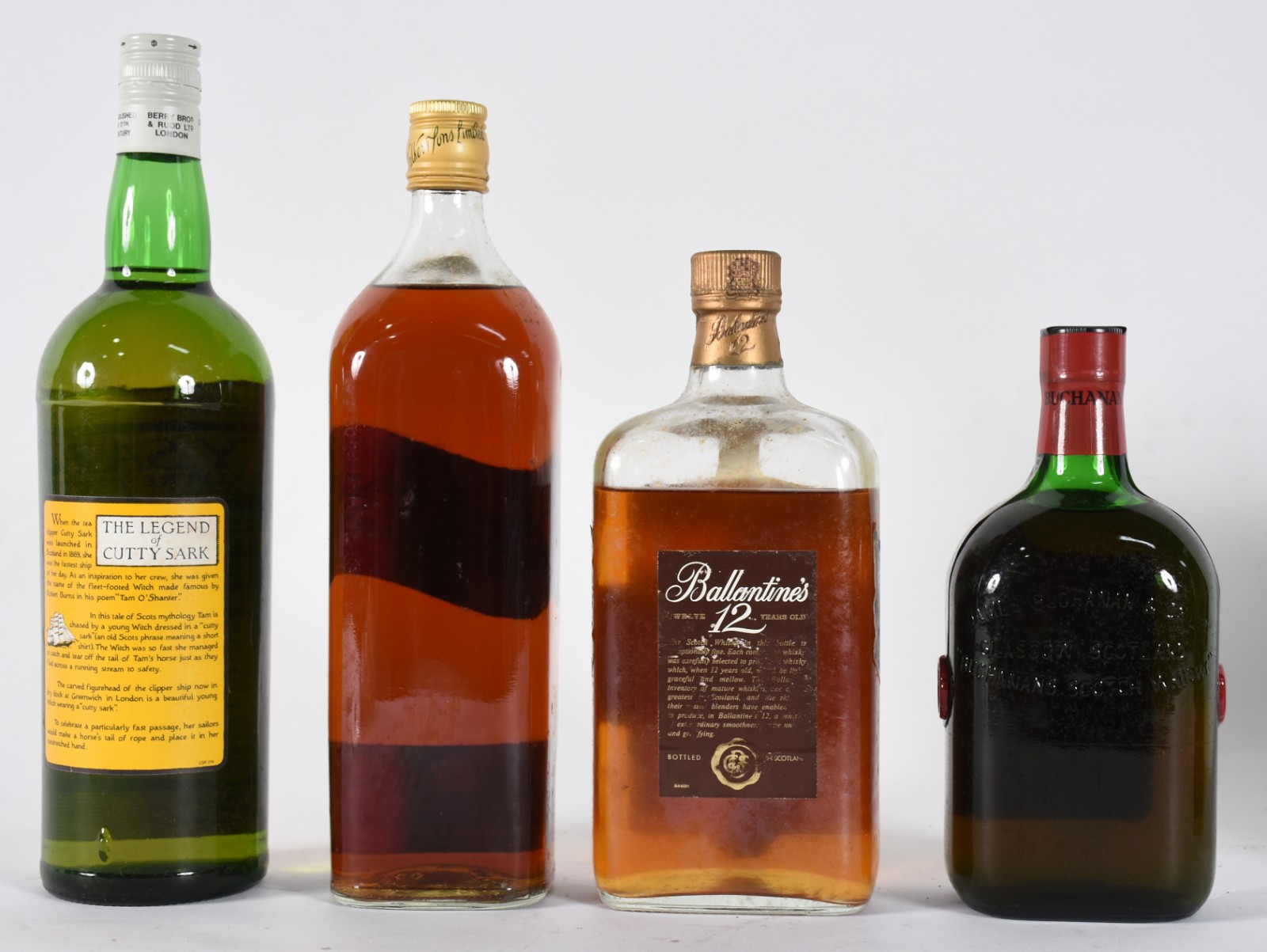 Quatro garrafas de Whisky sendo, 1 Black Label, 1 Buchanan's, 1... - foto 4 de 4